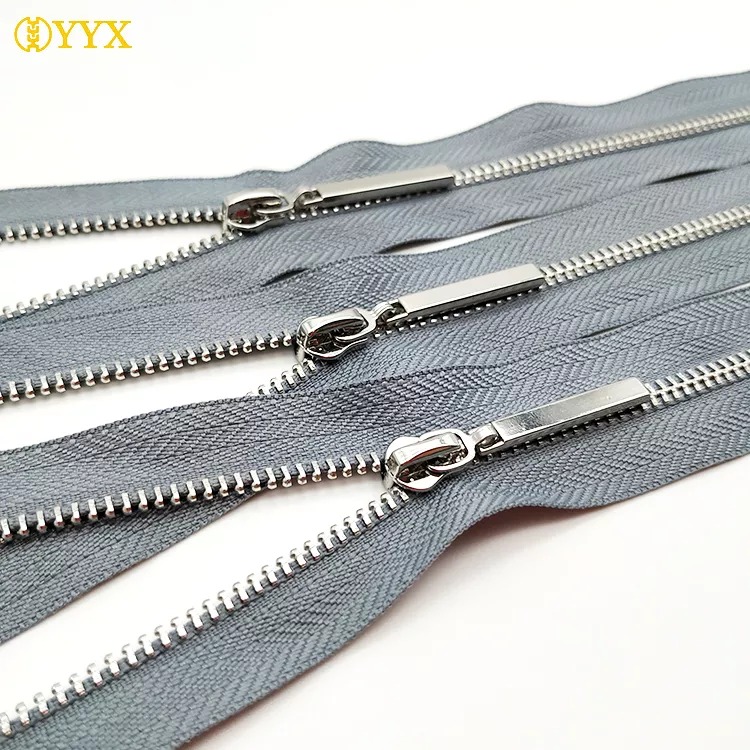 Application of zipper in clothing design